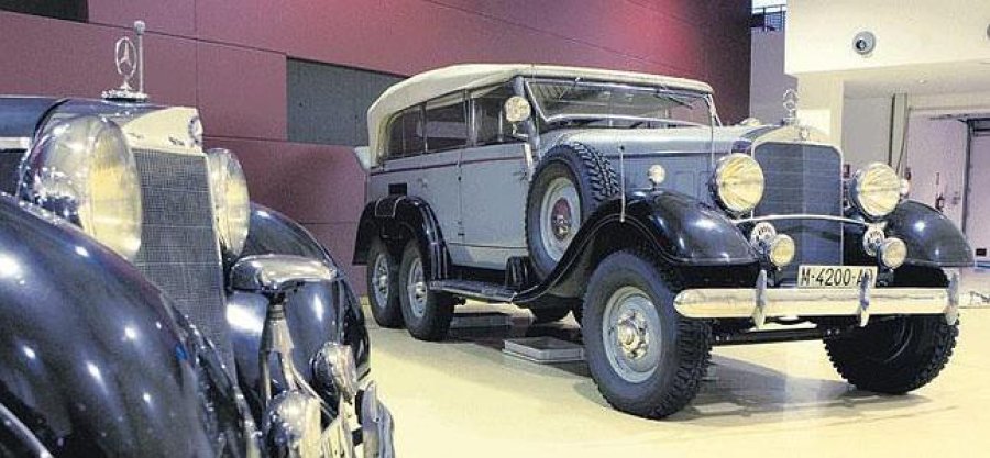 FOTO EL MUNDO FLOTA REAL. Motocicletas Harley Davidson, Rolls- Royce Phantom IV entre tantos veh&iacute;culos de lujo.