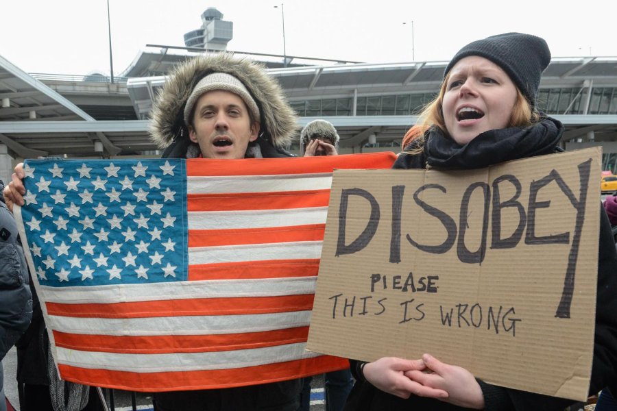 FOTO AFP-NA PROTESTAS. En Estados Unidos se replican los reclamos.  HOLA TRUMP. El presidente habló con líderes mundiales.