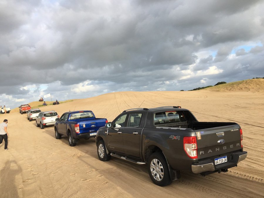 FOTO PRENSA FORD CARAVANA. Avanzando en los médanos de Pinamar.  FOTO PRENSA FORD CAMPAÑA. Ford seguirá con la Chata Solidaria 2017.