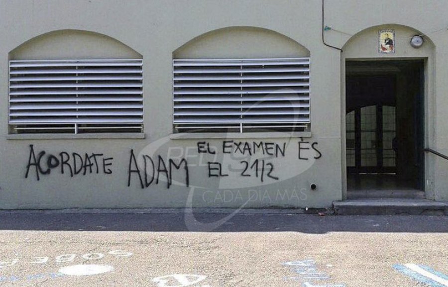 FOTO NA AMENAZA./ Escrita en el frente del colegio privado de La Plata.