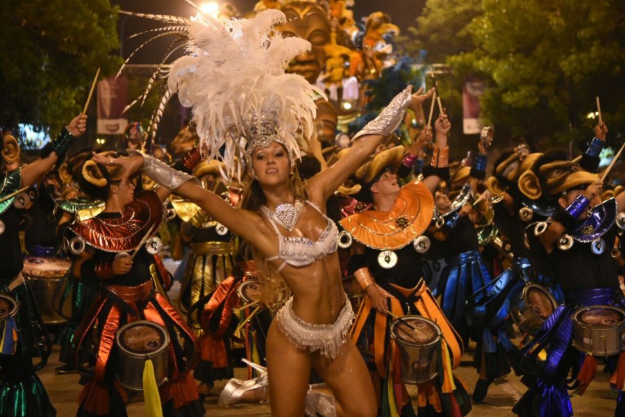 FOTO MUNICIPIO CARNAVALES./ Se desarrollaron anoche en la avenida Santa Fe a lo largo de cinco cuadras ante una multitud.