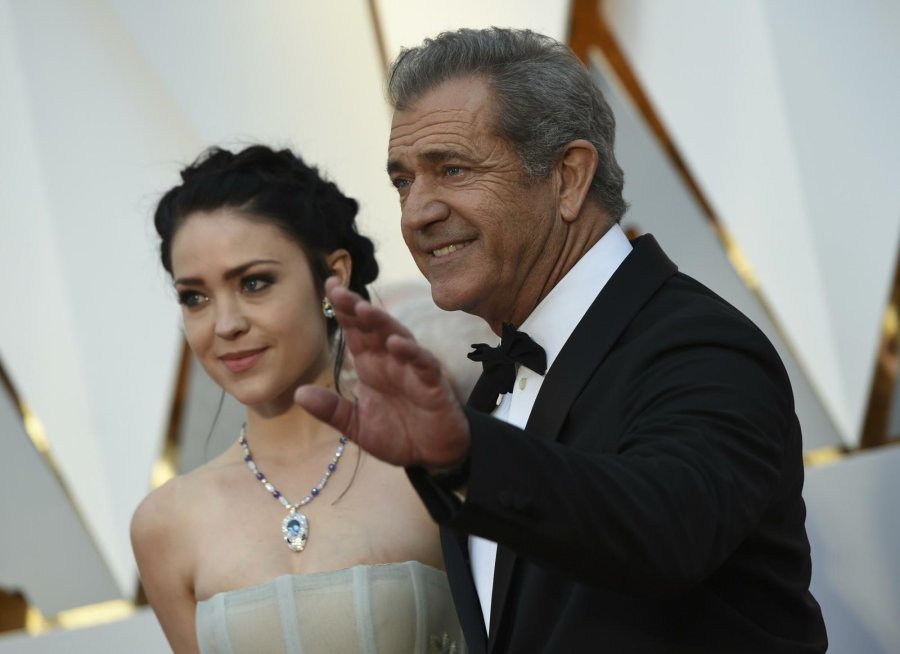 FOTO AFP-NA LOS OSCAR./ Mel Gibson y su novia Rosalind Ross durante la entrega de los premios.