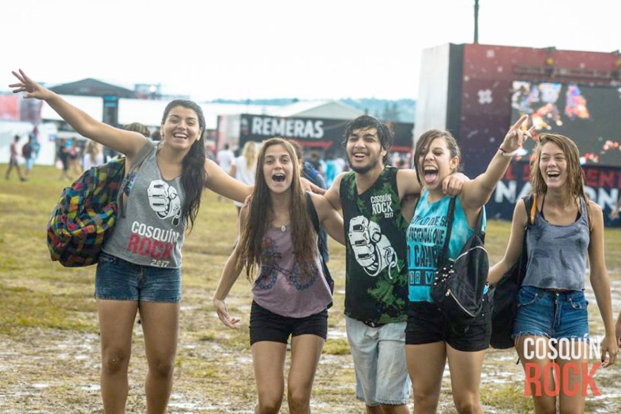 FOTO COSQUIN ROCK PURA PASION. Un grupo de j&oacute;venes que est&aacute;n donde quieren estar, en la capital del rock nacional.