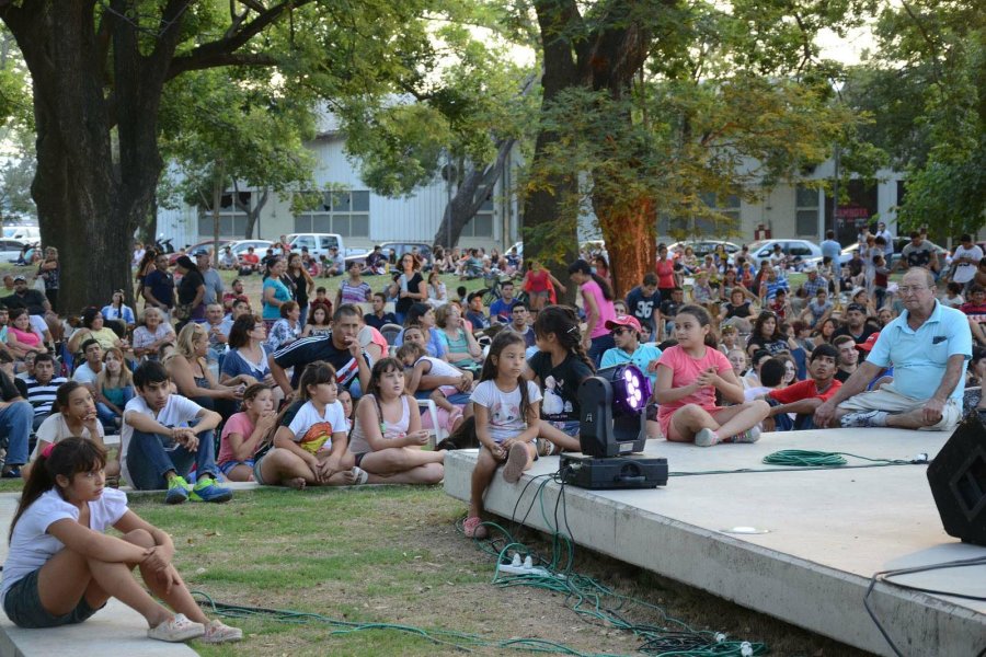 FOTO M. LIOTTA// BENDICION./ El altar y la imagen en su nuevo emplazamiento fueron bendecidos. GRAN CONCURRENCIA./ Las instalaciones se vieron colmadas por grupos familiares.