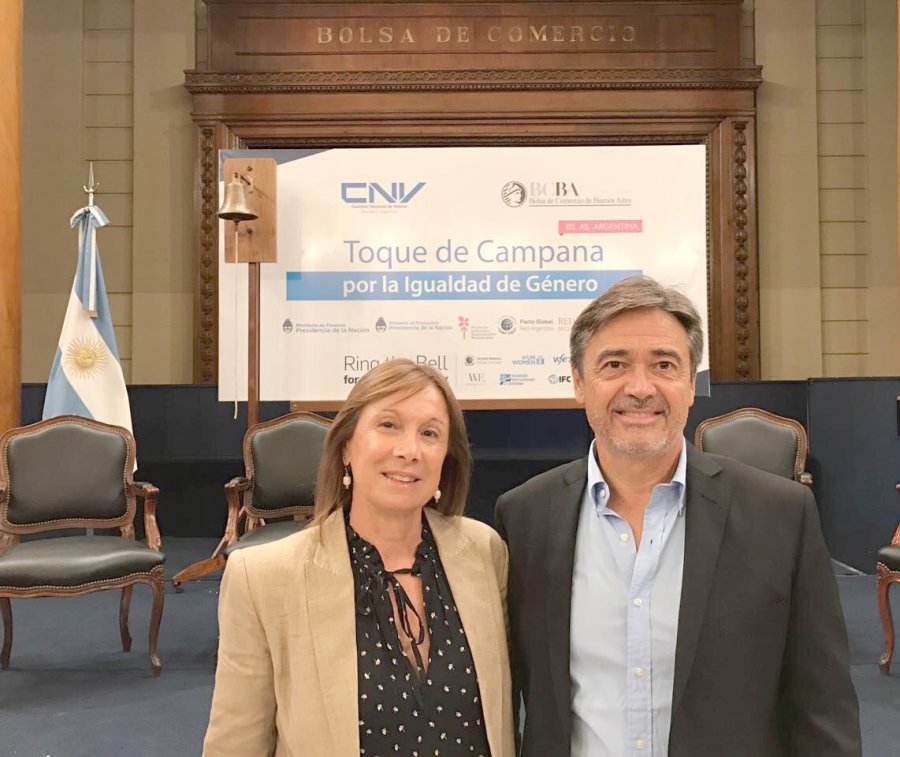 FOTO CORMORAN ACTO. Dante L&oacute;pez junto a M&oacute;nica Molfino en la Bolsa de Comercio de Buenos Aires.