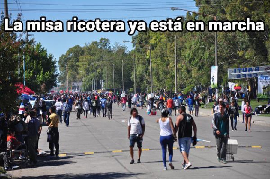 FOTO DIARIO EL POPULAR DE OLAVARRIA INVASION. Miles de fan&aacute;ticos colmaban ayer las calles.
