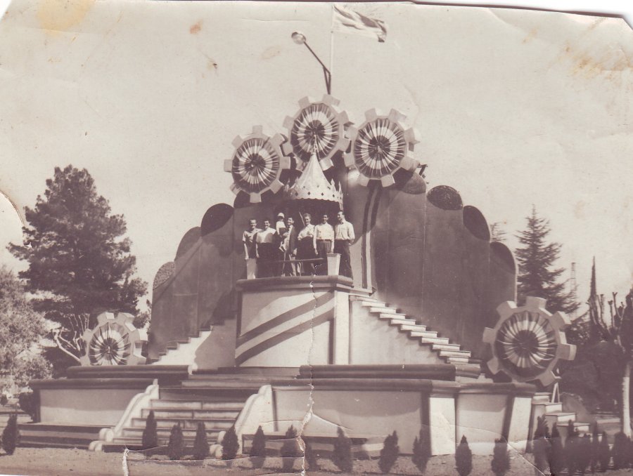 FOTO ESTUDIO LIBERTAD SAN VICENTE./ Palco de la fiesta de la cosechadora que incluía la elección de la reina. FOTO E-MAIL YOVANNA PINEDA.
