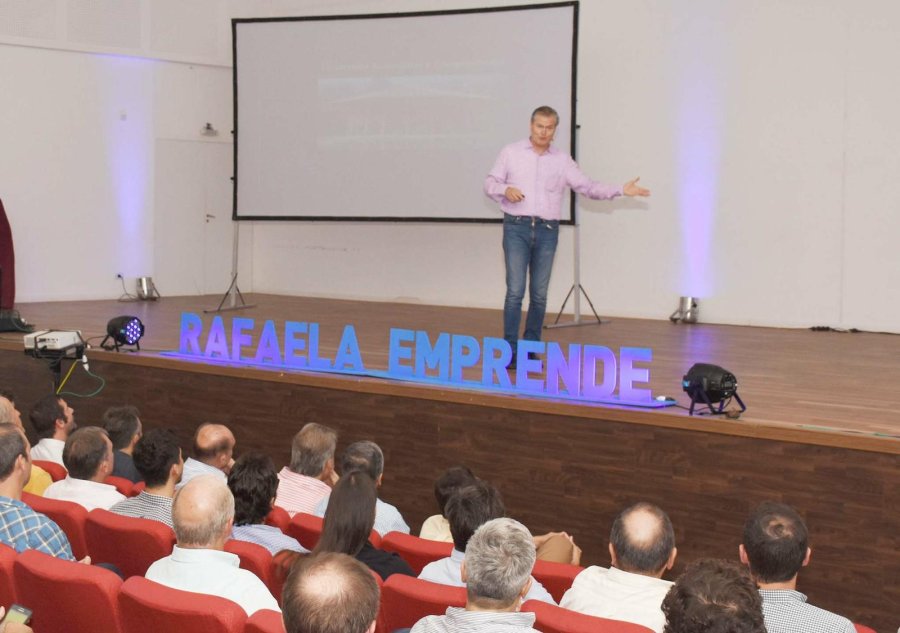 FOTO PRENSA MUNICIPAL PAULI. En la conferencia en el Instituto del Profesorado.