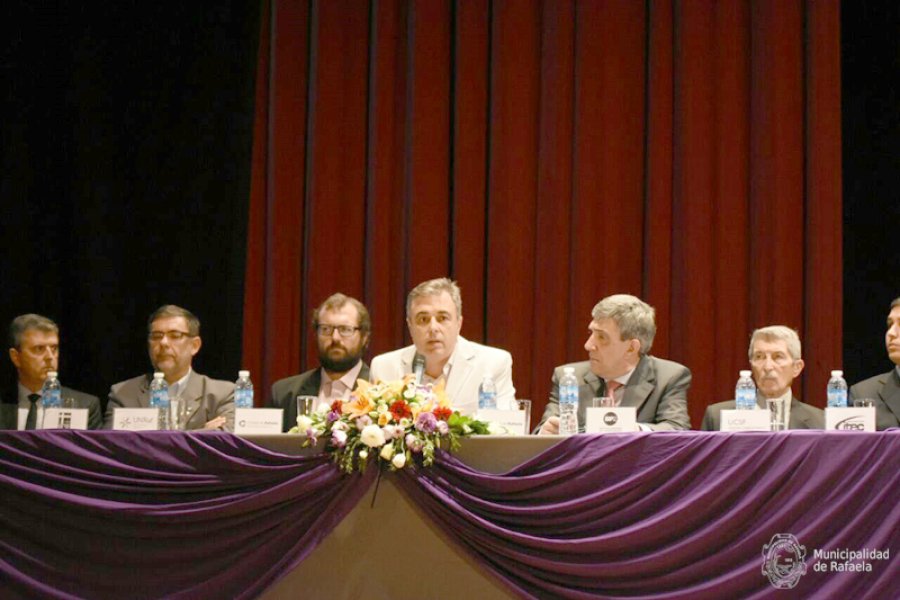 FOTO PRENSA MUNICIPALIDAD// CEREMONIA./ El titular del Ejecutivo rafaelino durante su exposici&oacute;n en el Cine Teatro Municipal "Manuel Belgrano".