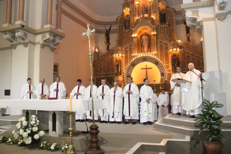 FOTO J. BARRERA MISA CRISMAL./ Fue presidida por el obispo Fern&aacute;ndez y concelebrada por el presbiterio diocesano.