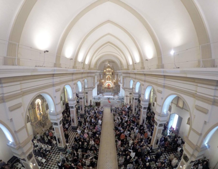 FOTO M. LIOTTA HOMILIA. Fern&aacute;ndez presidi&oacute; ayer la misa del Domingo de Ramos en la Catedral San Rafael.