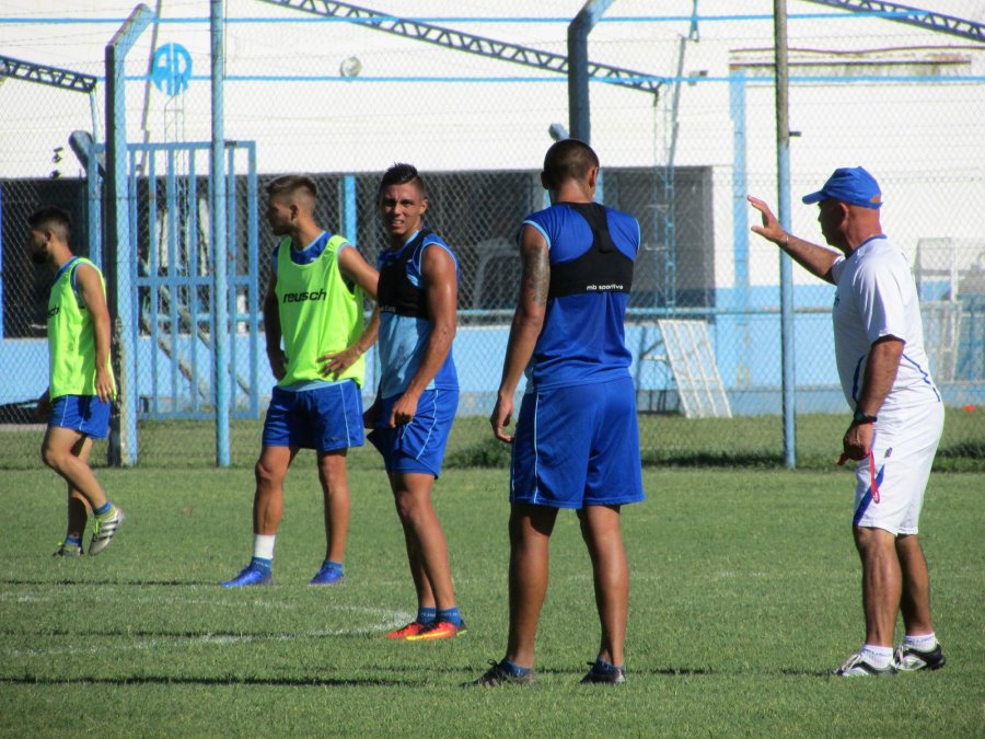 PRUEBA. / El DT Llop d&aacute;ndole indicaciones a Diego Montiel, quien ayer estuvo por la banda derecha.- Foto Archivo