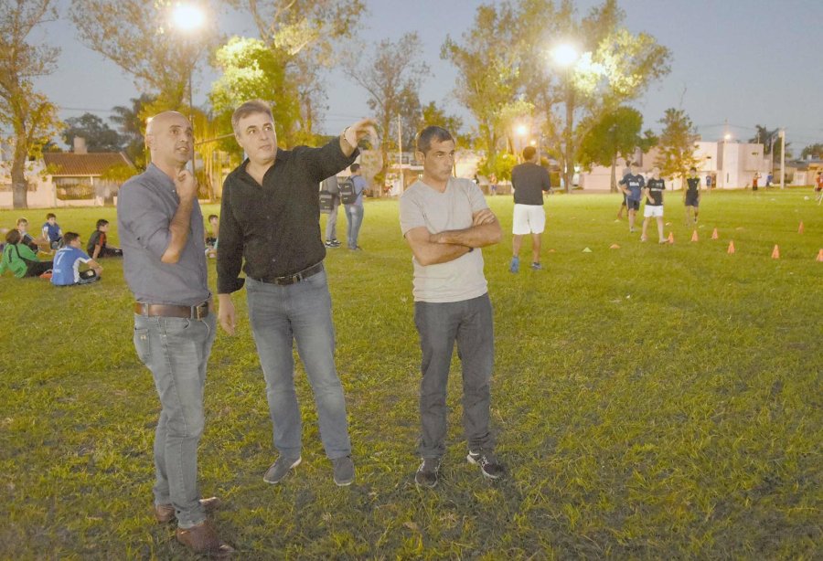 OBSERVANDO./ El intendente Luis Castellano junto a Mario Arber y Sebasti&aacute;n Ballina.- Foto: Prensa Municipal
