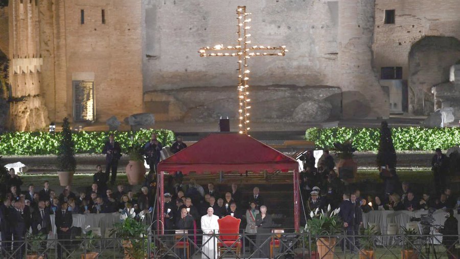 PAPA./ Encabez&oacute; su quinto Via Crucis fuera del Coliseo romano.- Foto AFP