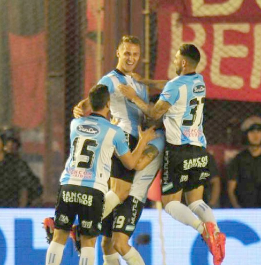 FOTO NA POR LA PELOTA. / Gabriel Gudi&ntilde;o, ingresado para jugar el complemento, pelea por el bal&oacute;n junto al jugador de Independiente.   FOTO WEB FESTEJO. / Angelo Martino, marc&oacute; su primer gol en primera, y todos celebran. Era el 1-0 parcial.