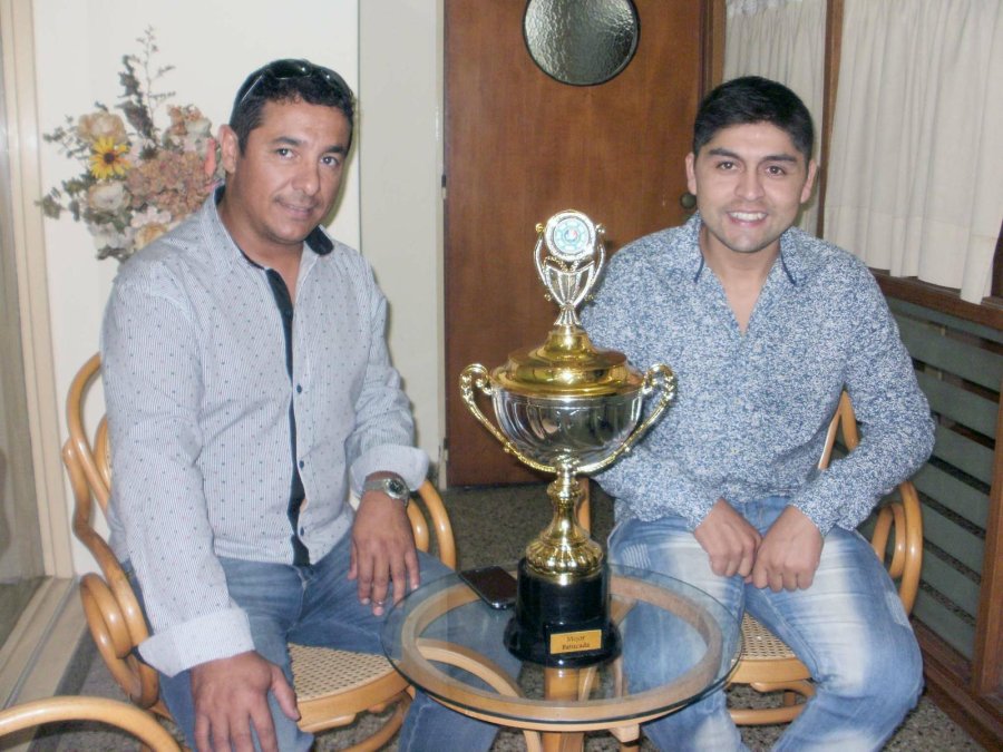 TROFEO./ Sergio Lussso y Diego Aguilar exhibieron la distinci&oacute;n, con orgullo. Foto: La Opini&oacute;n