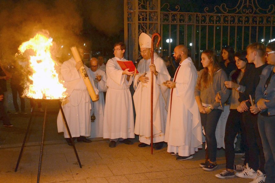 CIRIO PASCUAL. Anoche fue bendecido por el obispo Fern&aacute;ndez en el atrio de la Catedral. Foto: M. Liotta