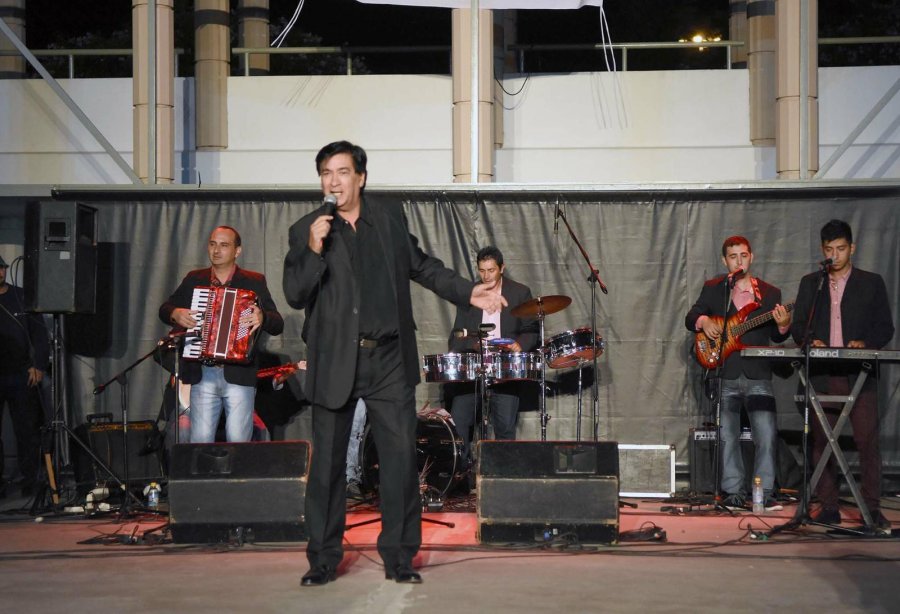 ADRI&Aacute;N VARGAS. El "negro que puede" se dio un gusto muy lindo cantando ayer para todos en el Anfiteatro.- Foto: M. Liotta