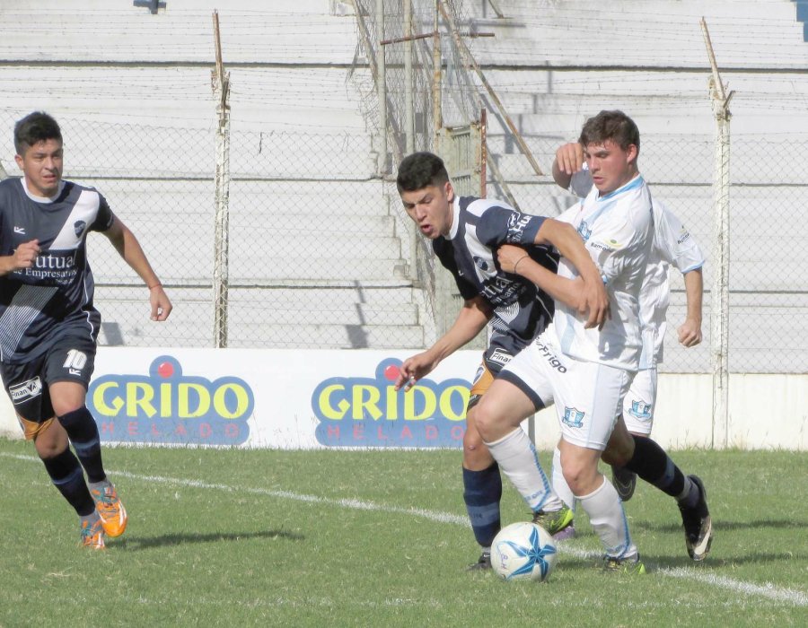 FOTO M. FERRERO BUEN TRIUNFO. / Ben Hur derrot&oacute; a Ramona 2-0 en Barrio Parque y sigue en la punta del Apertura.