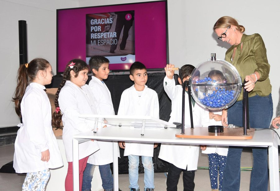 FOTO PRENSA MUNICIPAL GANADORES. El sorteo permiti&oacute; premiar a quienes hicieron bien las cosas al transitar por el microcentro.  EDUCACION VIAL. Castellano junto a los alumnos de la Escuela Moreno que impulsan la campa&ntilde;a "La Moreno te pone freno".