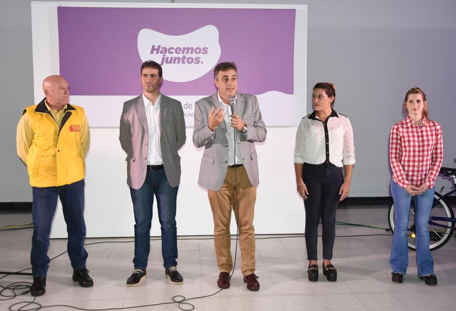 FOTO PRENSA MUNICIPAL GANADORES. El sorteo permiti&oacute; premiar a quienes hicieron bien las cosas al transitar por el microcentro.  EDUCACION VIAL. Castellano junto a los alumnos de la Escuela Moreno que impulsan la campa&ntilde;a "La Moreno te pone freno".
