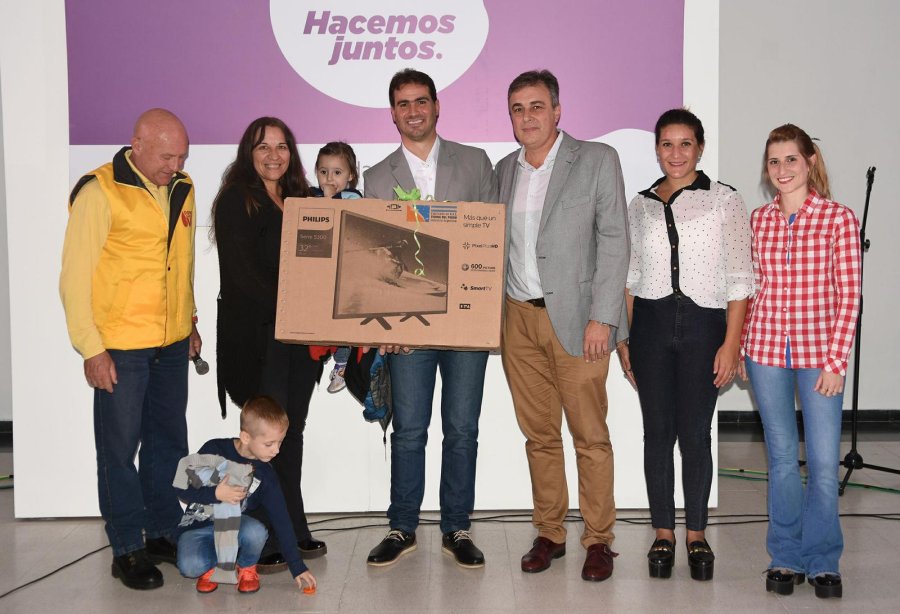 FOTO PRENSA MUNICIPAL GANADORES. El sorteo permiti&oacute; premiar a quienes hicieron bien las cosas al transitar por el microcentro.  EDUCACION VIAL. Castellano junto a los alumnos de la Escuela Moreno que impulsan la campa&ntilde;a "La Moreno te pone freno".