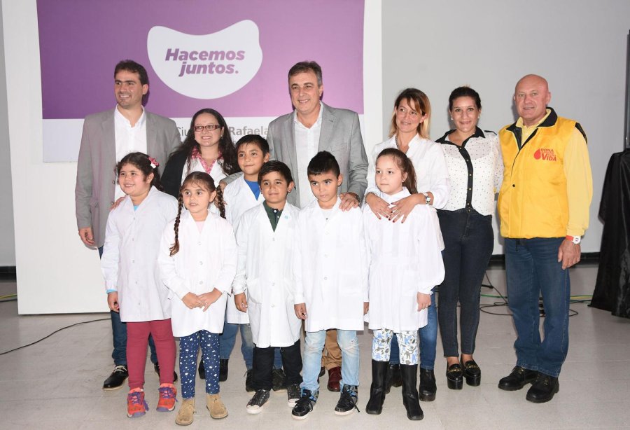 FOTO PRENSA MUNICIPAL GANADORES. El sorteo permiti&oacute; premiar a quienes hicieron bien las cosas al transitar por el microcentro.  EDUCACION VIAL. Castellano junto a los alumnos de la Escuela Moreno que impulsan la campa&ntilde;a "La Moreno te pone freno".
