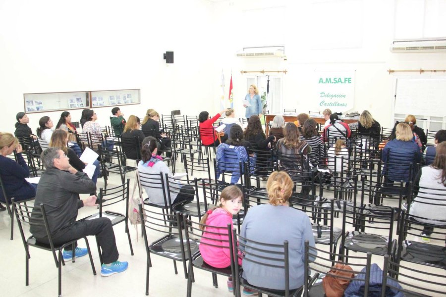 FOTO JORGE BARRERA REUNION INFORMATIVA. Se llev&oacute; acabo anoche en nuestra ciudad, donde los docentes levantaron la mano.
