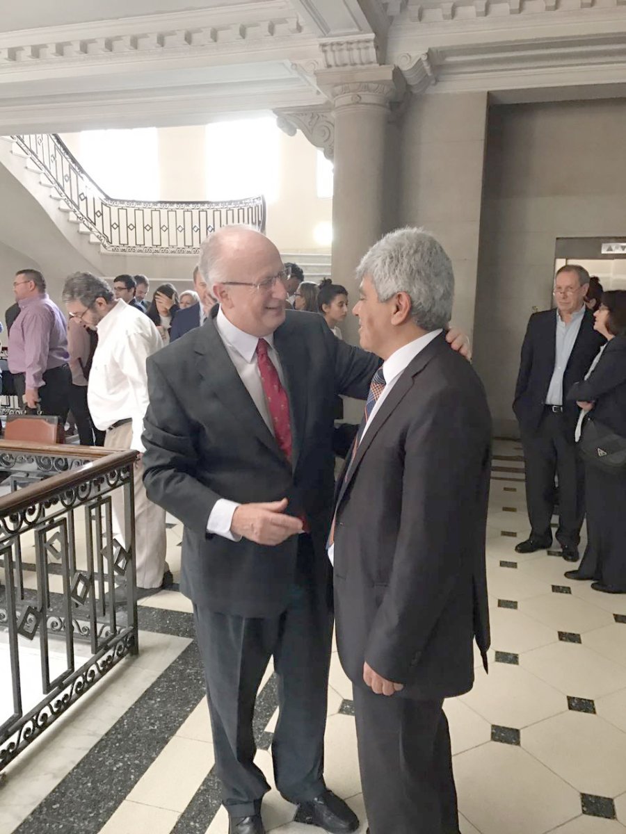 FOTO PRENSA MPA JURA. El nuevo fiscal regional de Rafaela, Diego Vigo, y la defensora regional Estrella Moreno.  FOTO PRENSA MPA SALE Y ENTRA. El anterior fiscal general Julio de Olazábal conversa con su reemplazante, Jorge Baclini.