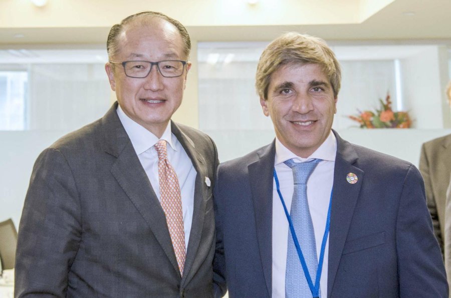 EN WASHINGTON. El ministro de Finanzas Luis Caputo se reuni&oacute; con el presidente del Banco Mundial, Jim Yong Kim. Foto: NA