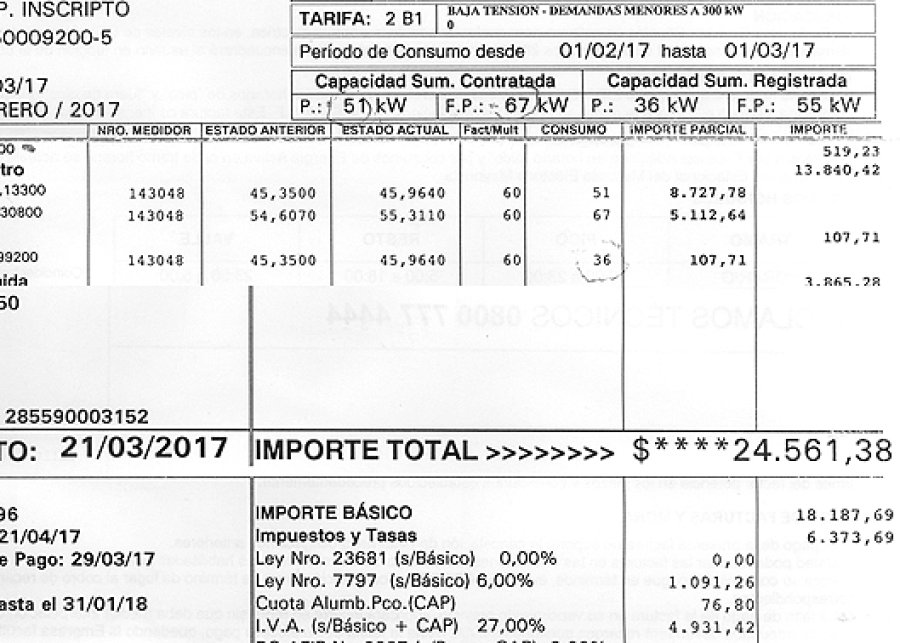 COMPARACION. Las boletas por los consumos, id&eacute;nticos, de febrero y marzo, con una suba de $10 mil.
