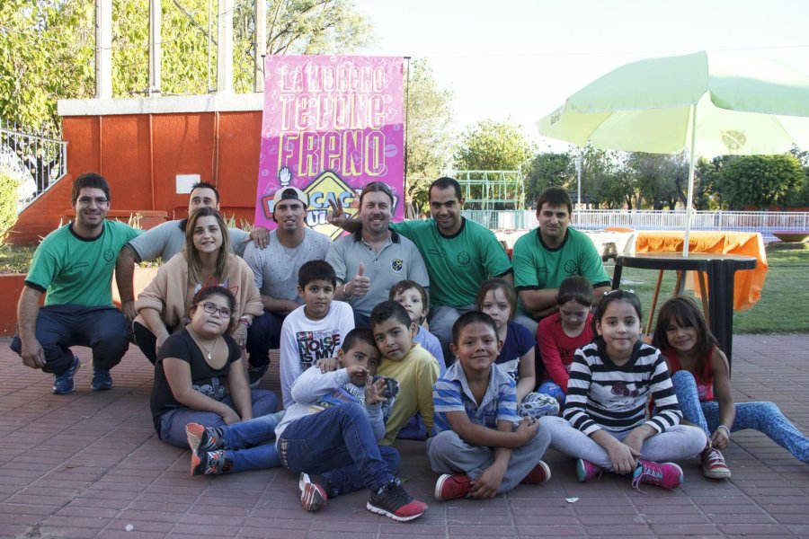 FOTO LUZYFUERZA EVENTO./ Integrantes de Luz y Fuerza con los alumnos de la escuela Moreno.