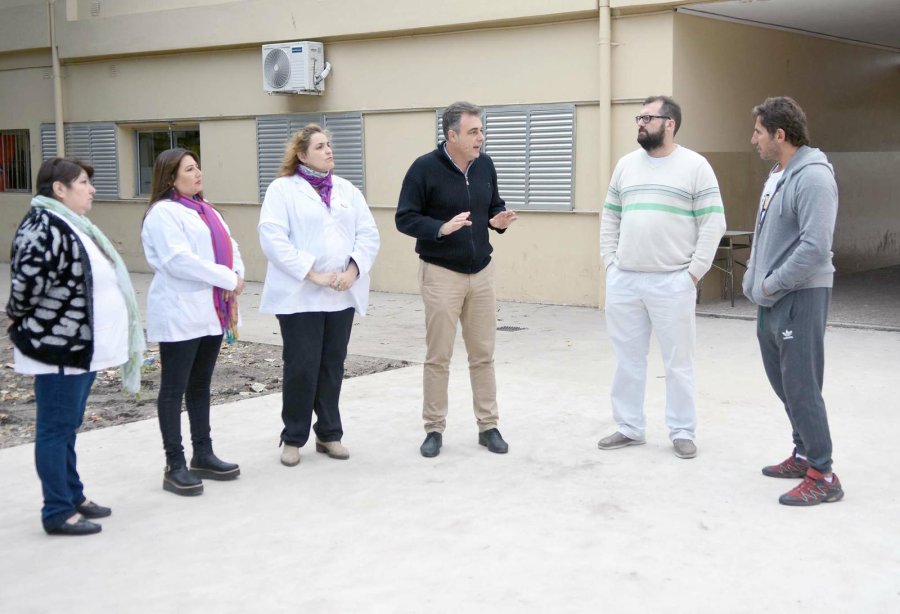 VISITA./ Castellano y  Rubino imponi&eacute;ndose de la realidad escolar. FOTO SUB SEC. COMUNICACION SOCIAL
