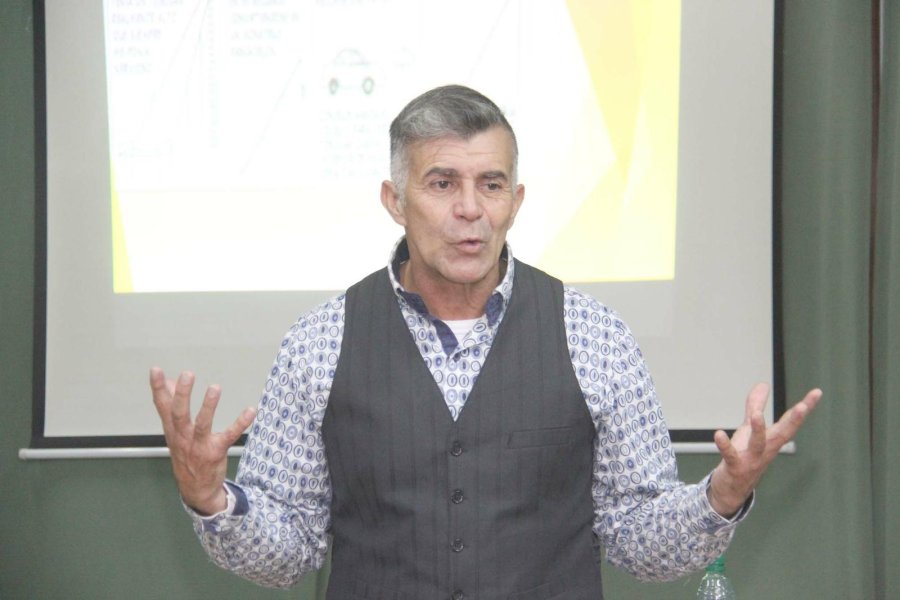 FOTO J. BARRERA ACTO. En el Hospital se brindó un gran reconocimiento a las enfermeras, especialmente a quienes se jubilan.  CAPACITACION. El gremio de ATSA ofreció un taller para enfermeros.