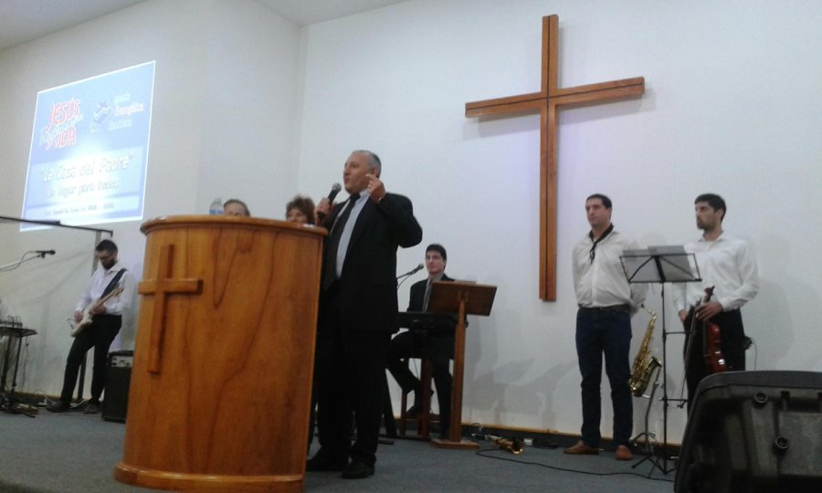 Anoche durante la reinauguraci&oacute;n del templo "La casa del Padre" en calle Alem 444.- Foto: EGH TERRANOVA.