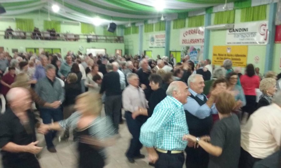 FOTO LA OPINION BAILE. Los abuelos tienen un lugar para dar rienda suelta a su alegría.  FOTO LA OPINION PRESENCIAS. Carlos Rossa y Aldo Forni -presidente y tesorero del Club- con los secretarios del Gabinete municipal, Delvis Bodoira, Brenda Vimo y