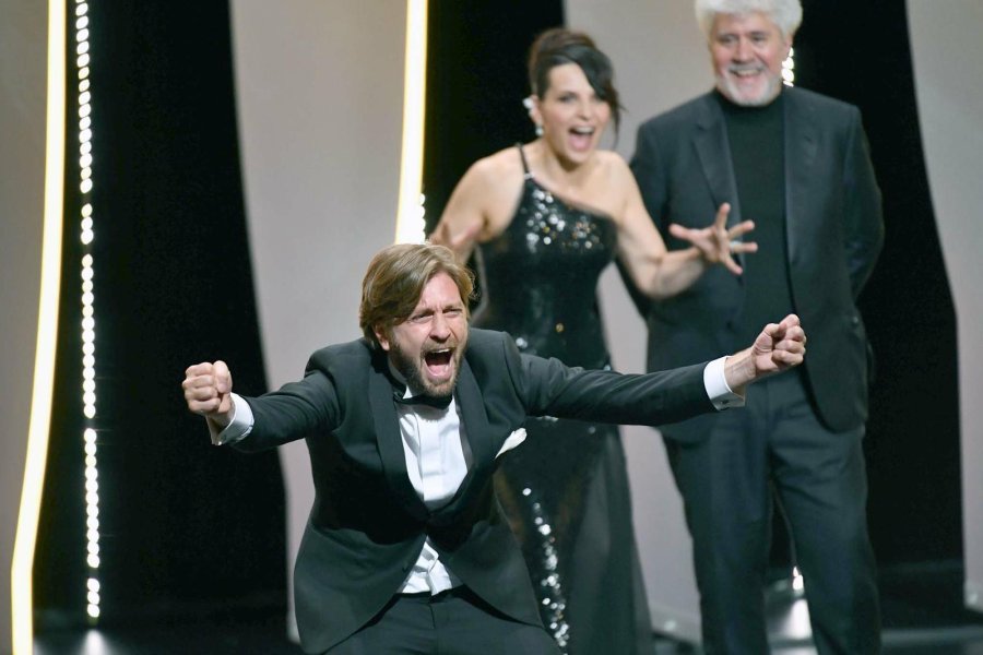 FOTO NA// PREMIACION./ Ruben &Ouml;stlund, Juliette Binoche y Pedro Almod&oacute;var en la ceremonia del domingo.
