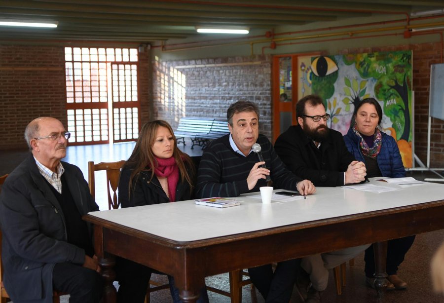 CASTELLANO. Presidi&oacute; la entrega acompa&ntilde;ado por Rubino, Pellegry, Raviolo y Zwiener. FOTO IM