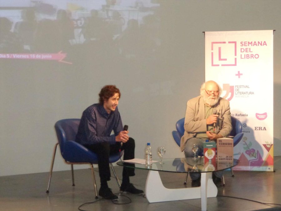 FOTO PRENSA MUNICIPAL FIGURA PUBLICA. Mario Russo junto al gran Juan Sasturain.  MARCO. Sasturain logr&oacute; una muy buena convocatoria para su charla.