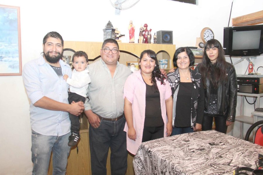 FOTO J. BARRERA// FAMILIA QUINTEROS./ Carlos rodeado de sus afectos, junto a su esposa, hijos y nieto.