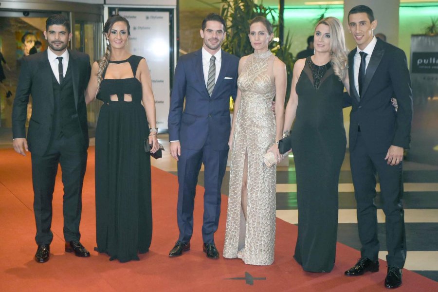 FOTOS NA BESO A BESO./ Lionel Messi y Antonella Roccuzo posan luego de casarse. INVITADOS./ Ever Banegas, Fernando Gago y Angel di María con sus mujeres. El jugador Samuel Etto y su esposa asisten al casamiento de Messi.