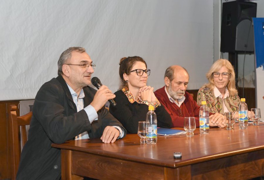 FOTO MUNICIPIO PLAZA CLUCELLAS./ Alcides Calvo, Mar&iacute;a Josefa Sabellotti, Enrique Vittorini y Claudia Mottard.