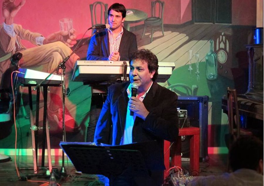 FOTO PRENSA JR// JULIAN RIVERO./ El artista  con la distinci&oacute;n obtenida en la subsede de Esperanza.
