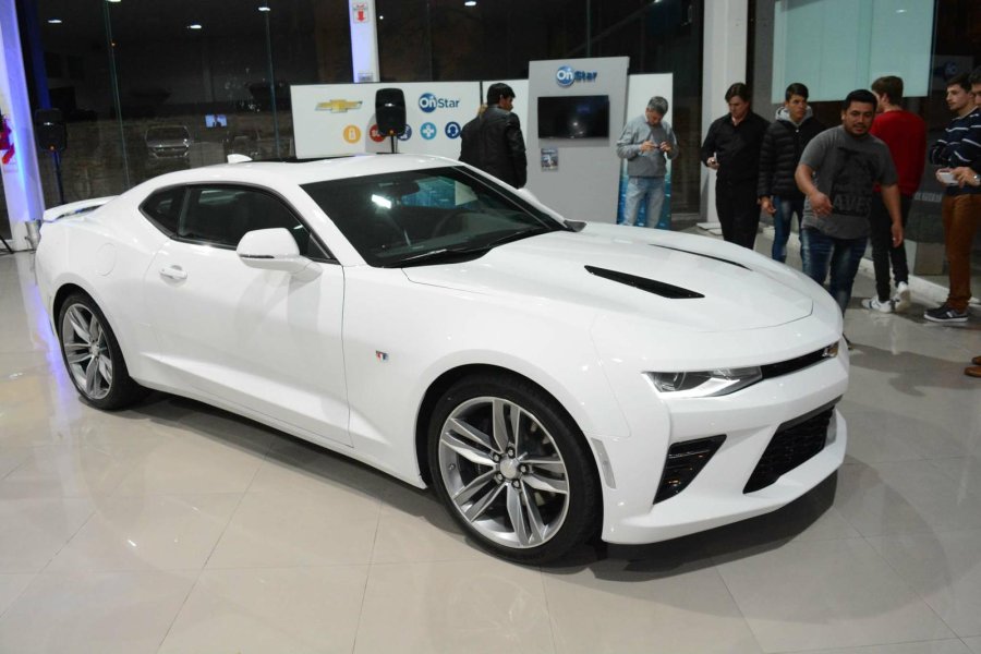 FOTO RPM CHEVROLET UN SUE&Ntilde;O. El Camaro de Chevrolet en la concesionaria RPM, durante la presentaci&oacute;n ante clientes y amigos.