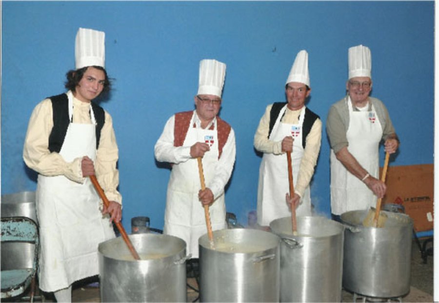 FOTO ASOCIACION PIEMONTESA DE RAFAELA PLATO. La Bagna Cauda se mantiene en la mesa como un plato t&iacute;pico de los piamonteses.