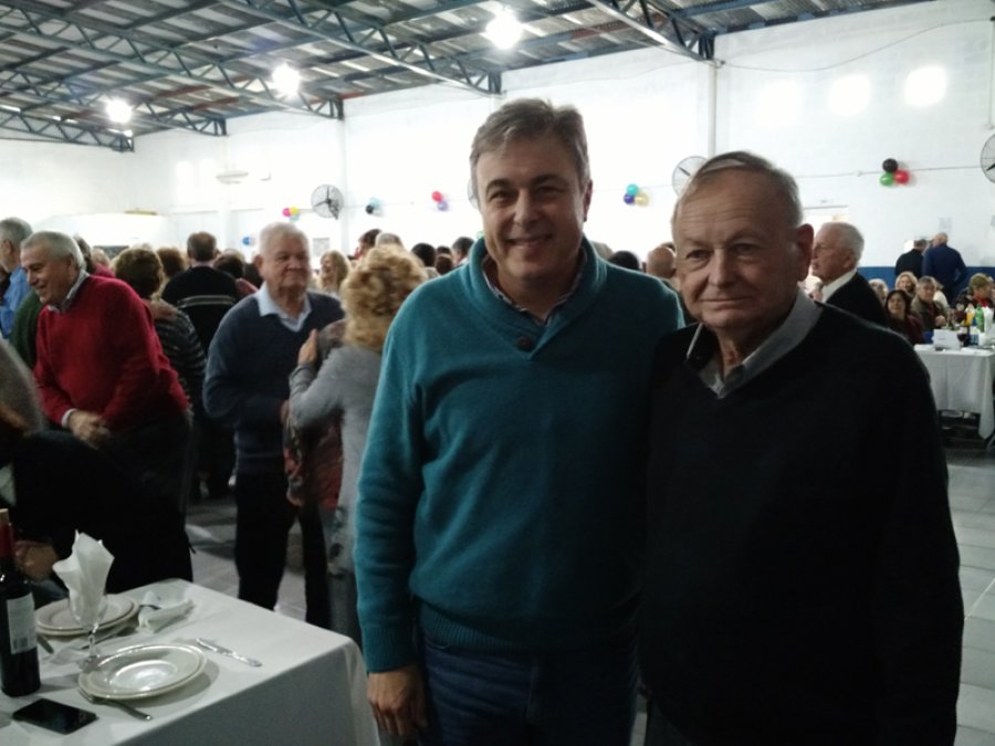 FOTO LA OPINION BAILE. Unas 800 personas participaron del festejo.  FOTO LA OPINION INTENDENTE. Luis Castellano junto a Eusebio Vegetti.