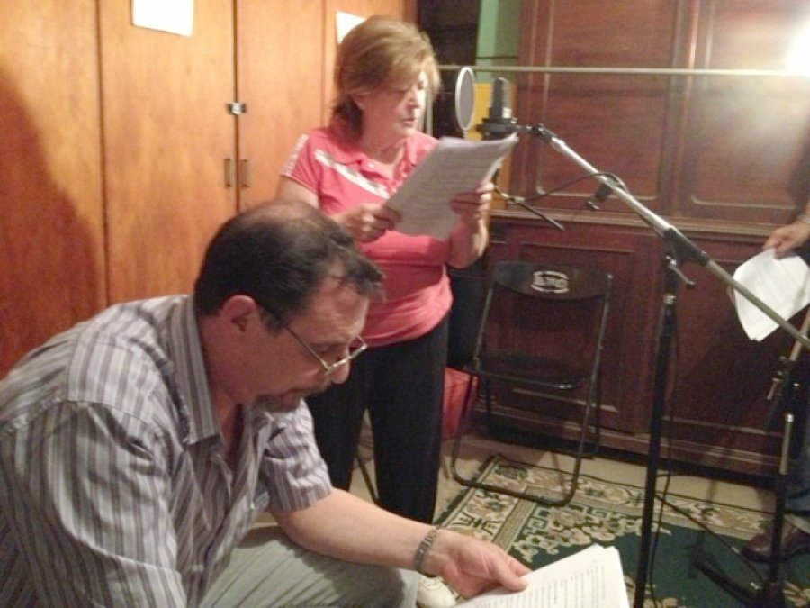 FOTO IM ACCION. Grabando radioteatro, una de las expresiones m&aacute;s populares del siglo anterior.