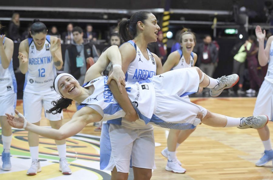 FOTO FIBA AMERICAS PURA FELICIDAD./ Andrea Boquete sostiene a la rafaelina durante los festejos.