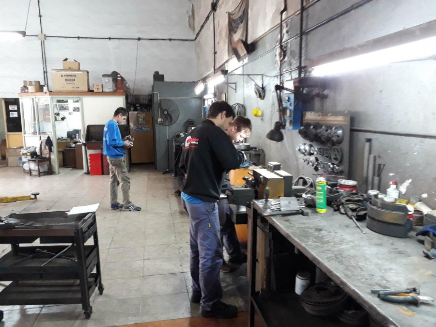 FOTOS EHG ALMA MATER./ Orlando Pogliani en el mostrador para la atenci&oacute;n al p&uacute;blico. FACHADA./ El local comercial est&aacute; ubicado en calle Rivadavia 260. TALLER DE REPARACIONES./ Atienden por d&iacute;a un promedio de seis autos.