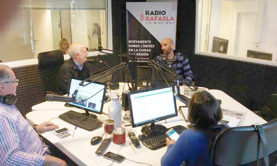 FOTO LT28 EN LA RADIO./ Receyro y Magnani con los periodistas.